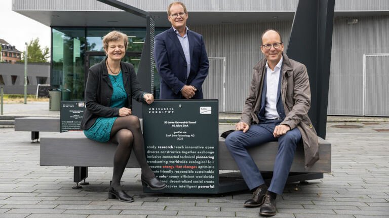SMA schenkt Universität Kassel zum Jubiläum zwei Solarbänke