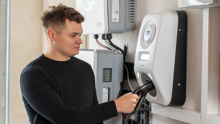 Marcel lädt sein Elektroauto an einer SMA Wallbox mit intelligentem Energiemanagement für einen dynamischen Stromtarif