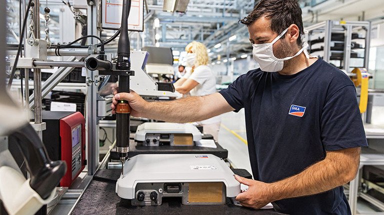 Emissionsfrei fahren: Der neue SMA EV Charger kombiniert Solarstrom und E-Mobilität