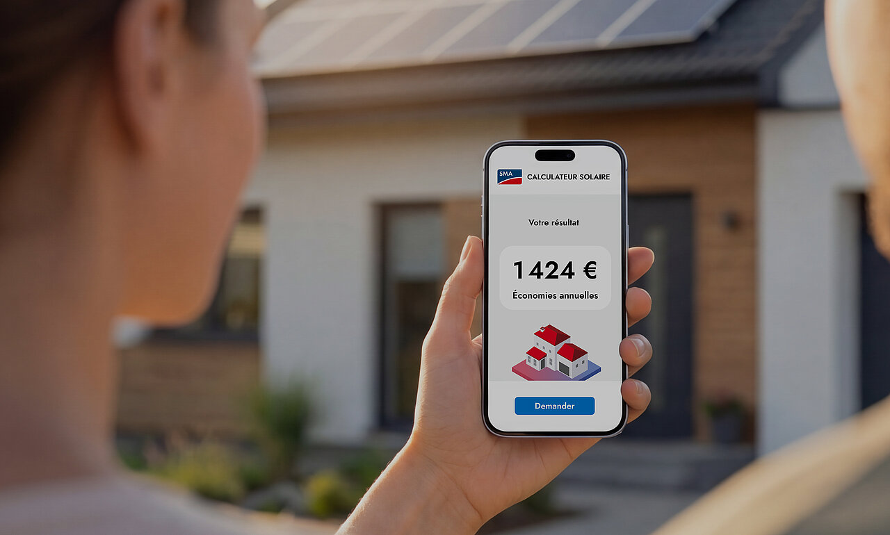 Smartphone affichant les économies d'énergie annuelles estimées d'une installation solaire