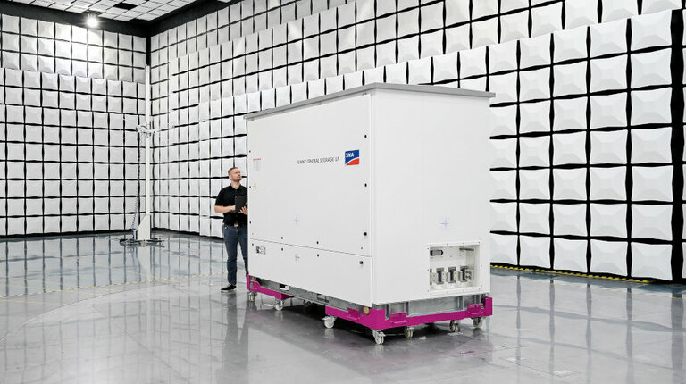 SMA erhält erstes VDE-AR-N Einheitenzertifikat für netzbildende Batterie-Wechselrichter für den deutschen Markt