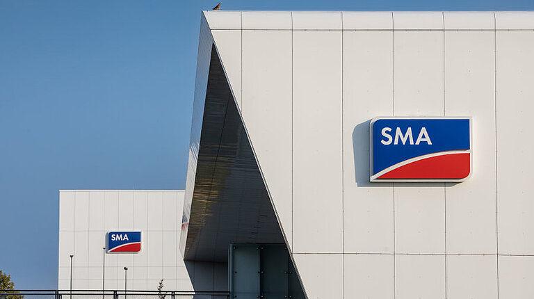 SMA Solar Technology und HyperStrong verstärken Zusammenarbeit bei globalen Energiespeicherprojekten