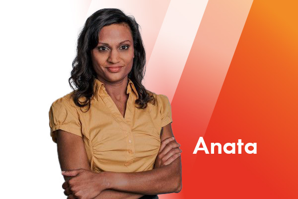 Portrait einer Frau mit dunklen Haaren, die eine gelbe Bluse trägt. 