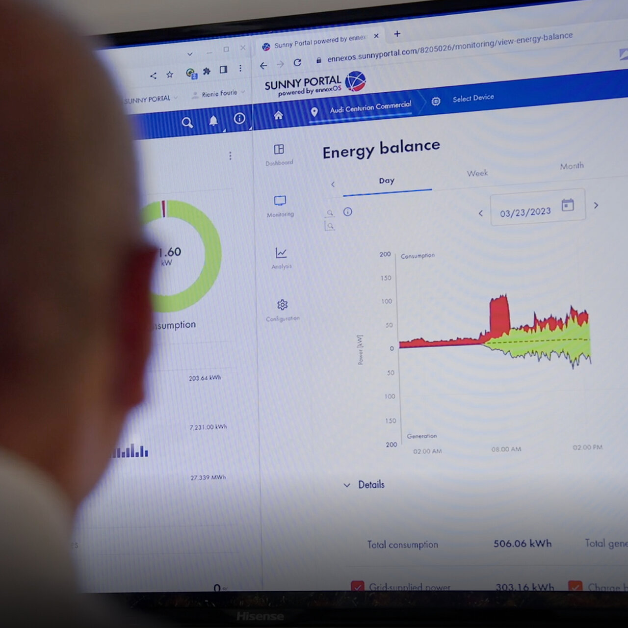 Ein Mensch sitzt vor einem PC-Bildschirm, der das Sunny Portal zeigt und die Energiebilanz einer Solaranlage mit Verbrauch und Erzeugung.