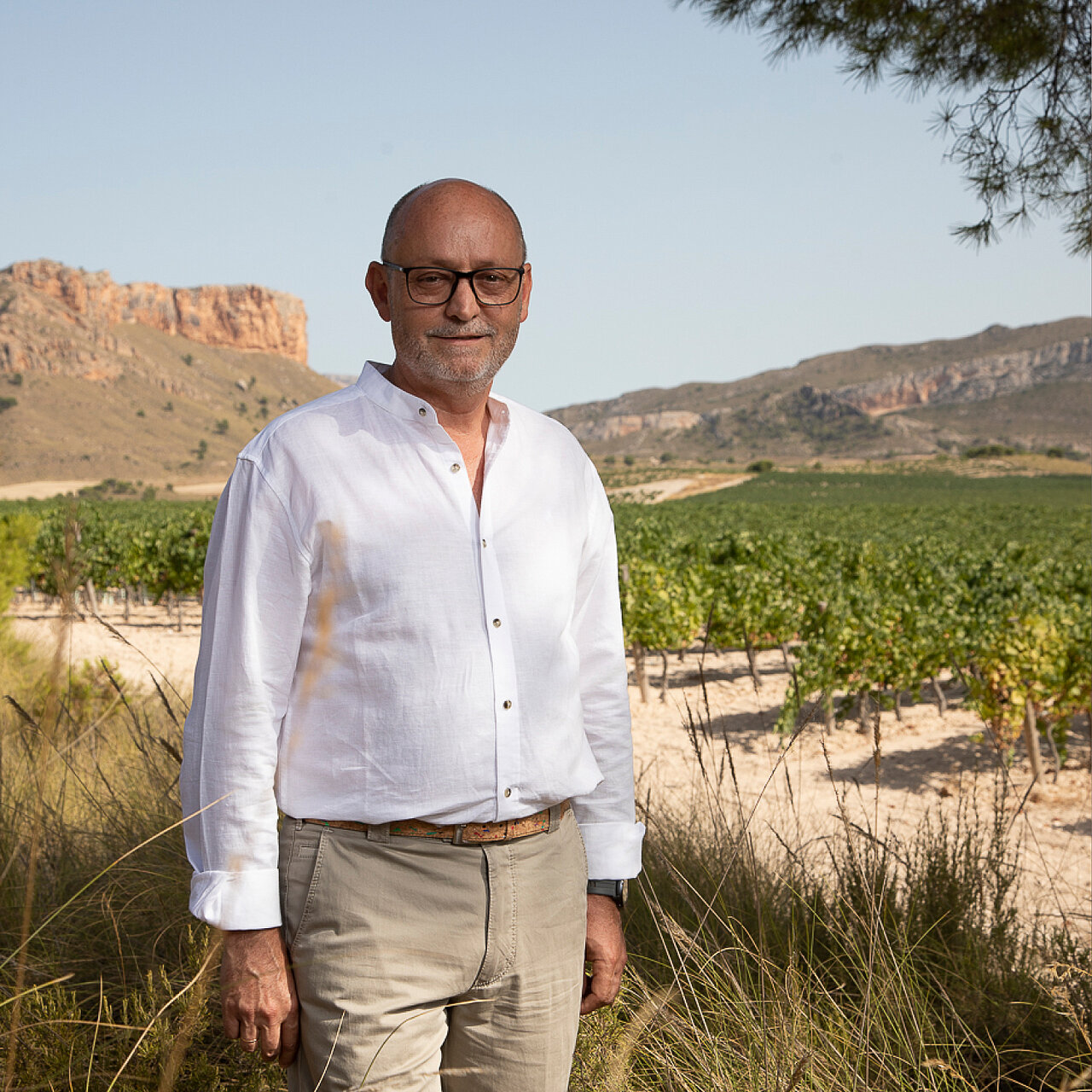 Vertreter des Weinguts Familia Gil in einem Weinberg.