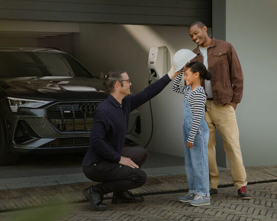 Person lädt sein E-Auto mit SMA E-Charger