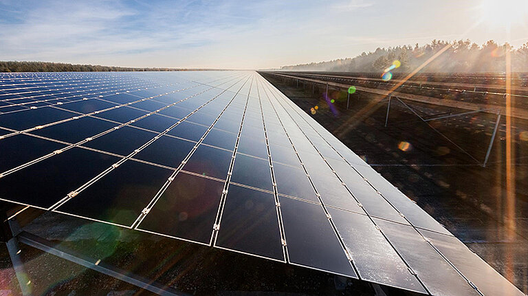 Malgré la crise due au coronavirus, SMA Solar Technology AG enregistre en 2020 un chiffre d’affaires de plus d’un milliard et double son résultat opérationnel. Le comité de direction prévoit pour 2021 une poursuite de la croissance.