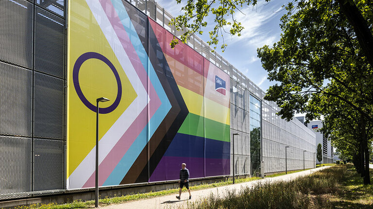 Kassel zeigt (Regenbogen-)Flagge