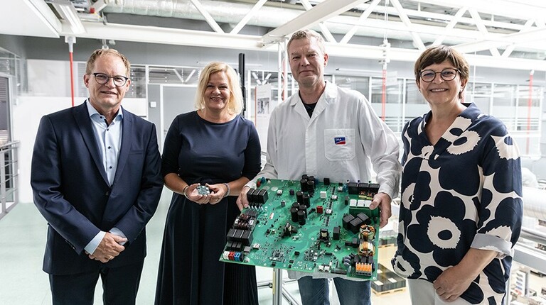 Nancy Faeser s’informe sur la cybersécurité lors d’une visite chez SMA