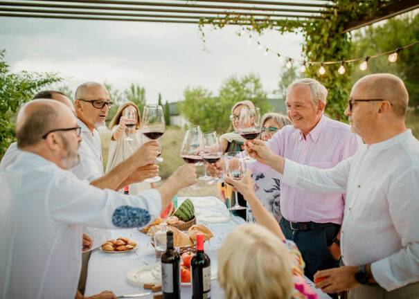 Die Familie Gil genießt Wein aus dem eigenen Weingut