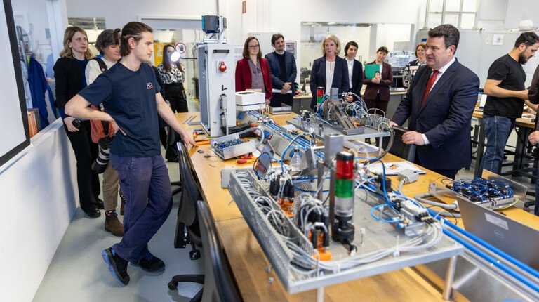 Hubertus Heil informiert sich bei SMA über Frauenförderung und Fachkräftesituation