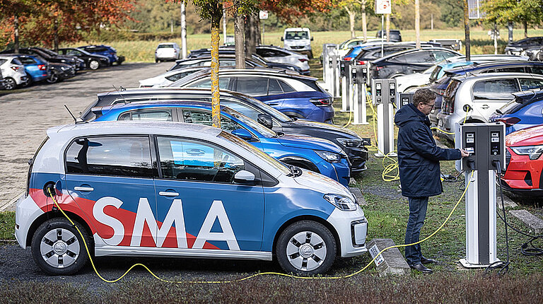 Den eigenen Fuhrpark kostenoptimiert laden: SMA und coneva integrieren Erzeugung und Nutzung klimafreundlicher Energie