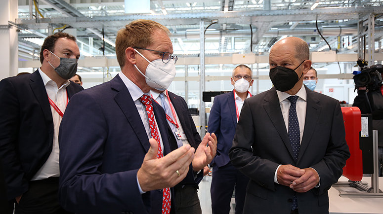 SMA empfängt Vizekanzler Olaf Scholz zum 40-jährigen Jubiläum und weiht „Platz der Energiewende“ ein