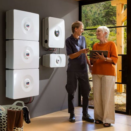 New: single-phase hybrid inverter and SMA Battery