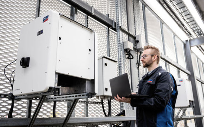 Un installateur devant une solution de SMA