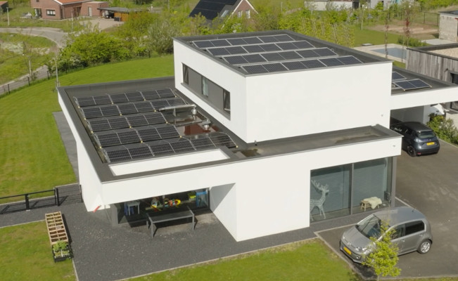 Low-cost driving and reduced electricity bills with solar power